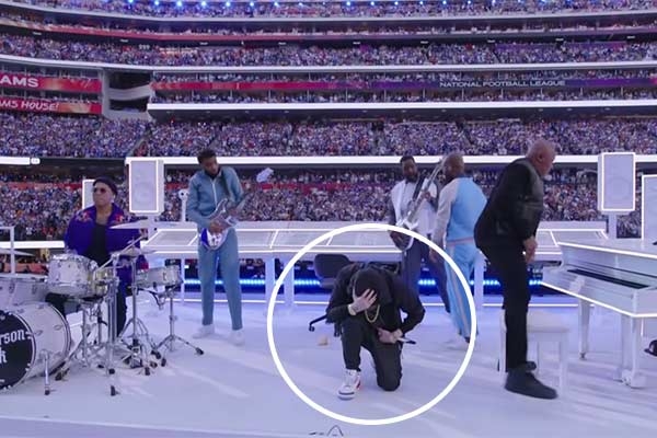 Scenestr Eminem Takes A Knee During Super Bowl Halftime Show