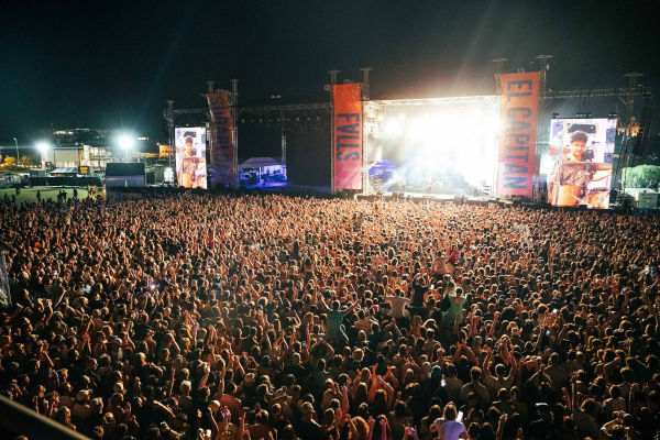 Falls Crowd.3